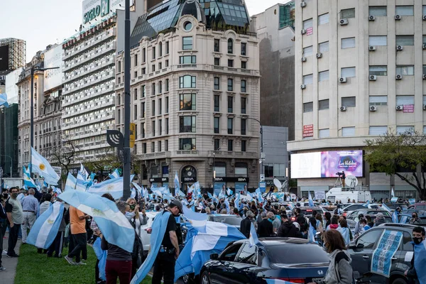 Buenos Aires, Arjantin - 10 / 12 / 2020: Karantinayı ve hükümetin siyasetini protesto eden insanlar