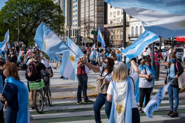 Buenos Aires, Arjantin - 11 / 08 / 2020: Karantinayı, Yüksek Adalet Divanı 'nı, Coronavirus aşısını ve hükümetin siyasetini protesto eden insanlar