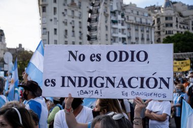 Buenos Aires, Arjantin - 11 / 08 / 2020: Karantinayı, Yüksek Adalet Divanı 'nı, Coronavirus aşısını ve hükümetin siyasetini protesto eden insanlar