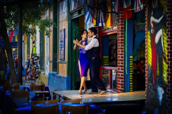 Buenos Aires, Arjantin - 20 Şubat 2021: La Boca Mahallesi 'nde tango dansçıları. Sokak büyük bir turizm merkezi ve bölge renkli binalarla dolu.