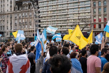 Buenos Aires, Arjantin - 08 Kasım 2020: Karantinayı, Yüksek Adalet Divanı 'nı, Coronavirus aşısını ve hükümetin siyasetini protesto eden insanlar
