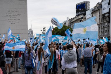 Buenos Aires, Arjantin - 08 Kasım 2020: Karantinayı, Yüksek Adalet Divanı 'nı, Coronavirus aşısını ve hükümetin siyasetini protesto eden insanlar
