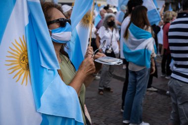 Buenos Aires, Arjantin - 08 Kasım 2020: Karantinayı, Yüksek Adalet Divanı 'nı, Coronavirus aşısını ve hükümetin siyasetini protesto eden insanlar