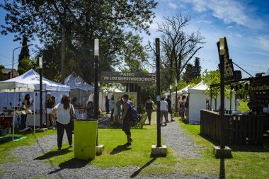 Chascomus, Buenos Aires Eyaleti, Arjantin - 14 Mart 2021: Chascomus el sanatları fuarı manzarası