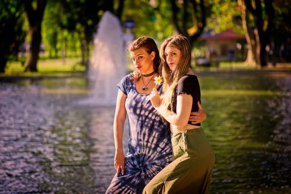 Casal Mulheres Posando Sensual Uma Lagoa — Fotografia de Stock