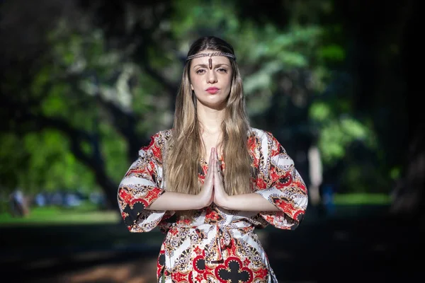 Kobieta Charakteryzuje Orientalny Styl Zen Medytacji Parku — Zdjęcie stockowe