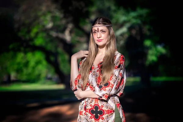 Mulher Caracterizada Pelo Estilo Zen Oriental Parque — Fotografia de Stock