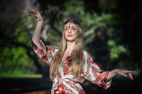 Kobieta Charakteryzuje Orientalny Styl Zen Taniec Parku — Zdjęcie stockowe