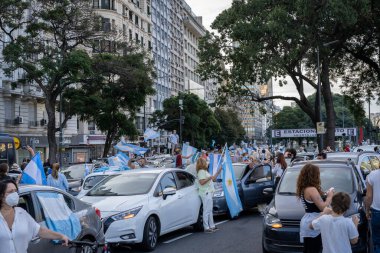 Buenos Aires, Arjantin - 17 Nisan 2021: Okulların kapanmasını ve yeni sokağa çıkma yasağını protesto eden insanlar