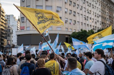 Buenos Aires, Arjantin - 17 Nisan 2021: Okulların kapanmasını ve yeni sokağa çıkma yasağını protesto eden insanlar