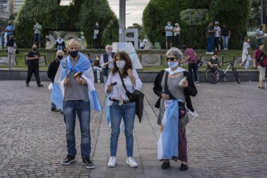 Buenos Aires, Arjantin - 17 Nisan 2021: Okulların kapanmasını ve yeni sokağa çıkma yasağını protesto eden insanlar