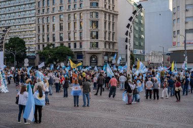 Buenos Aires, Arjantin - 17 Nisan 2021: Okulların kapanmasını ve yeni sokağa çıkma yasağını protesto eden insanlar