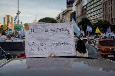 Buenos Aires, Arjantin - 17 Nisan 2021: Okulların kapanmasını ve yeni sokağa çıkma yasağını protesto eden insanlar. Bayrak diyor ki: 