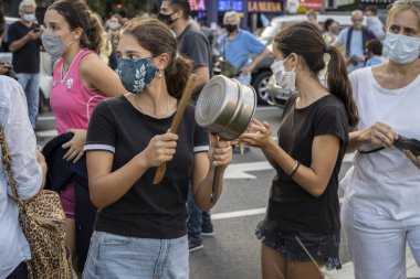 Buenos Aires, Arjantin - 17 Nisan 2021: Okulların kapanmasını ve yeni sokağa çıkma yasağını protesto eden insanlar