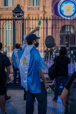 Buenos Aires, Arjantin - 17 Nisan 2021: Arjantin Hükümet Binası 'nda okul kapanmasını ve yeni sokağa çıkma yasağını protesto eden insanlar