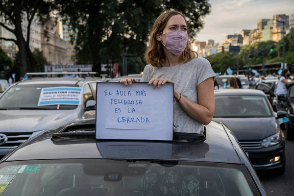 아르헨티나 부에노스아이레스 2021 휴교령 과새로운 통행금지에 항의하는 사람들 현수막 말하길 — 스톡 사진