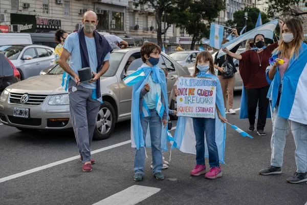 ブエノスアイレス アルゼンチン 4月2021 学校の閉鎖と新しい門限に抗議する人々 — ストック写真