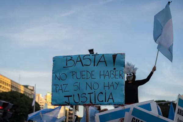 ブエノスアイレス アルゼンチン 4月2021 学校の閉鎖と新しい門限に抗議する人々 バナーには もういい 正義がなければ平和はない — ストック写真