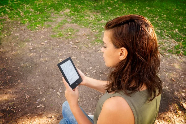 Young Woman Reading Book Park — Stock Photo, Image