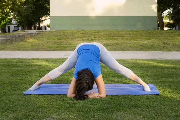 Ung Kvinna Som Gör Yoga Parken — Stockfoto