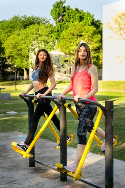 Kvinnor Åtgärd Hela Skalan Steg Använda Air Walker Tränare Park — Stockfoto