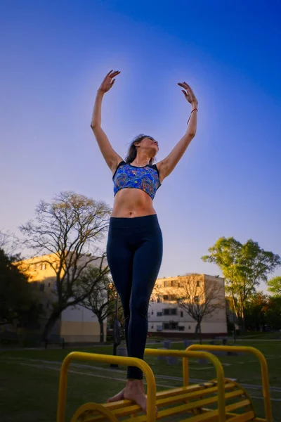 Ung Kvinna Dansar Balett Parken — Stockfoto