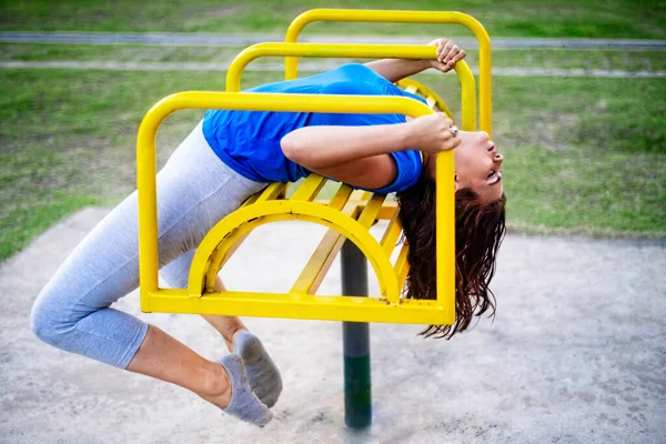 Jeune Femme Faisant Exercice Dans Parc — Photo