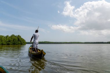 Cartagena de Indias, Kolombiya - 29 Mayıs 2018: Mangrovlar arasında tekne gezisi