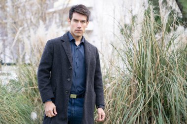 Güçlü ve otoriter bakışları olan kararlı bir yönetici.