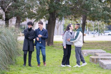 Dört bin yıllık arkadaşlar güzel bir sonbahar gününde birlikte vakit geçiriyorlar.