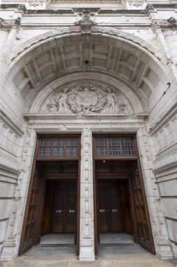 Londra, Birleşik Krallık - 15 Mayıs 2025: Victoria ve Albert Müzesi 'nin son derece süslü kemerinin altındaki devasa ahşap kapılar
