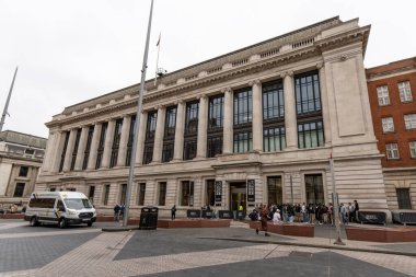 Londra, Birleşik Krallık - 15 Mayıs 2025: Tarihi Londra Bilim Müzesi 'nin geniş dış görünüşü ve sütunlu cephesi