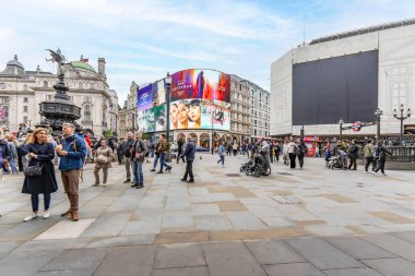 Londra, Birleşik Krallık - 15 Mayıs 2025: Piccadilly sirki: Elektrik merkezi turistleri ve yerlileri benzer şekilde çekiyor