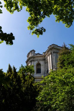 Londra, Birleşik Krallık - 16 Mayıs 2025: St. Paul Katedrali 'nin ünlü barok mimarisi güneşli bir gökyüzüne doğru uzanıyor