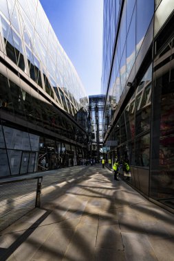 Londra, Birleşik Krallık - 16 Mayıs 2025: Londra 'daki modern One New Change alışveriş merkezinin geometrik cam cephesi ve taş geçidi