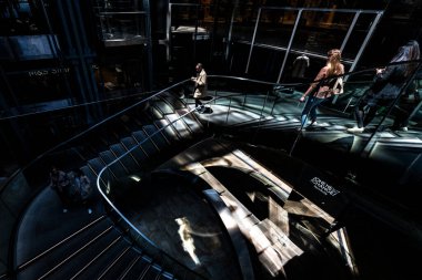 Londra, Birleşik Krallık - 16 Mayıs 2025: Ünlü One New Change alışveriş merkezinde modern spiral merdiven ve cam balyaları