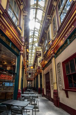 Londra, Birleşik Krallık - 16 Mayıs 2025: Leadenhall Market 'in görkemli cam çatısı altında güzel detaylı dükkan önleri ve demir işleri