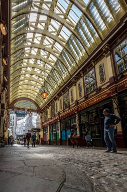Londra, Birleşik Krallık - 16 Mayıs 2025: Tarihi Leadenhall Pazarı içinde güzel mimari ayrıntılar ve geleneksel mağazalar