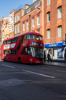 Londra, Birleşik Krallık - 16 Mayıs 2025: İkonik kırmızı çift katlı otobüs Londra 'daki Borough High Street' te ilerliyor