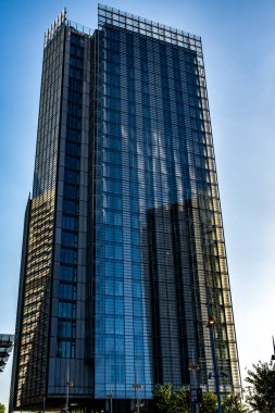 Londra, Birleşik Krallık - 16 Mayıs 2025: Şık modern cam ve çelik cephe Lüks Çömlek Mekanı yerleşim yeri gökdeleni