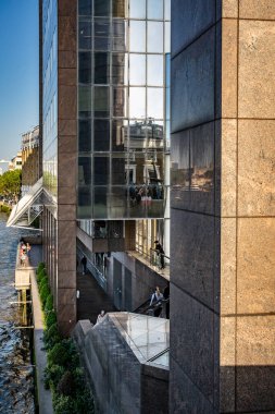 Londra, İngiltere - 16 Mayıs 2025: 1 No 'lu Londra Köprüsü binası