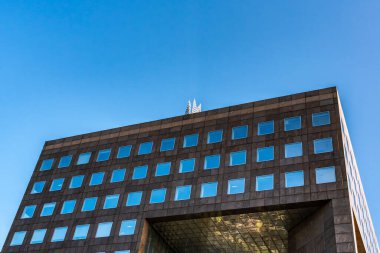 Londra, Birleşik Krallık - 16 Mayıs 2025: Mimari karşıtlık: Monolitik No 1 Londra Köprüsü ofis bloğu ve uzak The Shard skyscraper