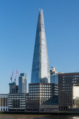 Londra, Birleşik Krallık - 16 Mayıs 2025: Londra Köprüsü 'nün modern Londra gökdelenine hakim olan Çömlek Kulesi