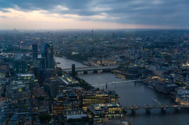 Londra, Birleşik Krallık - 16 Mayıs 2025: Alacakaranlık Thames Nehri, Milenyum, Southwark ve Blackfriars Köprüleri 'nde Londra' nın geniş şehir manzarası