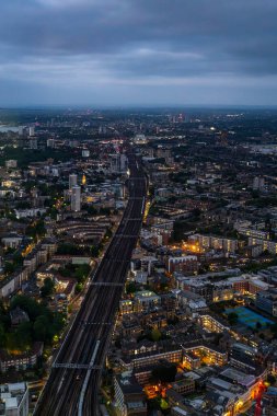 Londra, Birleşik Krallık - 16 Mayıs 2025: Kırık Parça 'dan geniş demiryolu ağının kentsel manzarayı kestiğini gösteren yüksek açı perspektifi