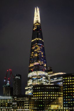 Londra, Birleşik Krallık - 16 Mayıs 2025: İkonik Çömlek Binası 'nın ve Londra Köprüsü' nün etrafındaki mimarinin gece görüntüsü