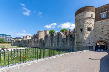 Londra, Birleşik Krallık - 17 Mayıs 2025: Byward Tower girişi Londra 'nın merkezindeki tarihi kule