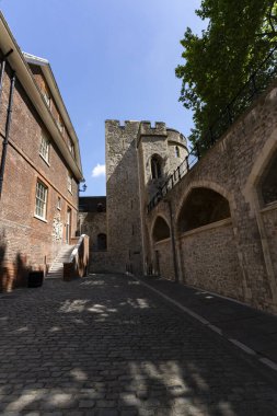 Londra, Birleşik Krallık - 17 Mayıs 2025: Londra tarihi Kulesi 'ndeki Tuz Kulesi' nin avlu manzarası