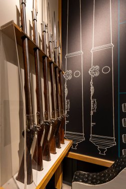 Londra, Birleşik Krallık - 17 Mayıs 2025: Londra Kulesi sergisinde antik ateşli silahlar ve askeri tüfekler