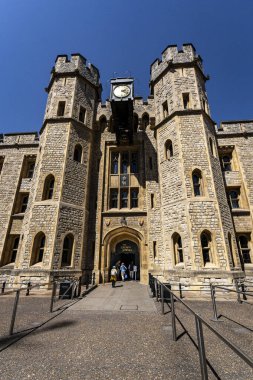 Londra, Birleşik Krallık - 17 Mayıs 2025: Tarihi Londra Kulesi 'nde Kraliyet Mücevherlerine Giriş